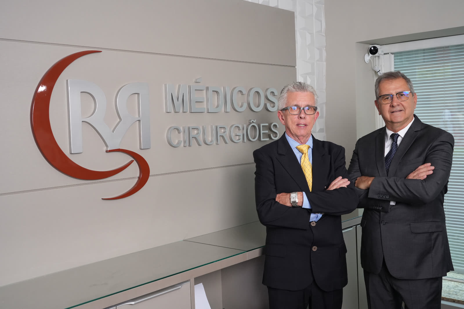 Os cirurgiões fundadores da RR Médicos na recepção da clínica